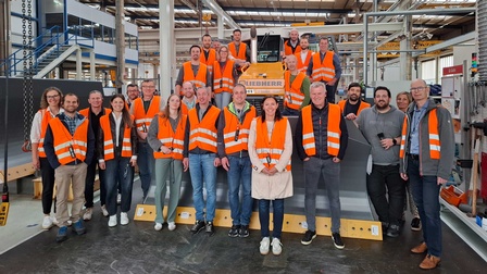 Gruppenbild aller teilnehmenden Personen am Arbeitskreis Ausbildungsleiter Mai 2026 im Liebherr Werk in Telfs