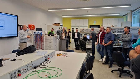Gruppenbild der Teilnehmer des Arbeitskreises Ausbildungsleiter in den Räumlickeiten der Berufsschule Kufstein