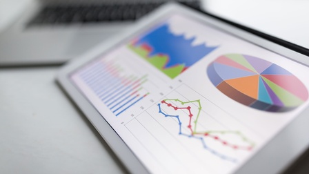 Ein Tablet mit statistischen Diagrammen und Grafiken