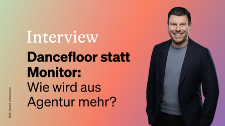 Orange-roter Hintergrund, links steht die Aufschrift Interview Dancefloor statt Monitor: Wie wird aus einer Agentur mehr? Rechts am Bild ist ein Foto von Dominique Pfurtscheller