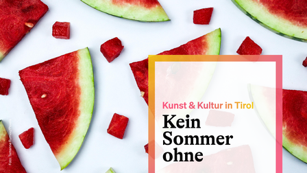Scheiben von Wassermelonen auf weißem Hintergrund mit der Aufschrift Kunst & Kultur in Tirol Kein Sommer ohne