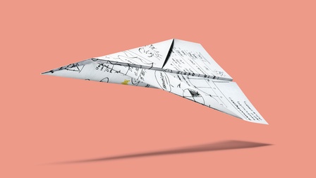 Papierflieger mit Symbolen auf lachsfarbenen Hintergrund