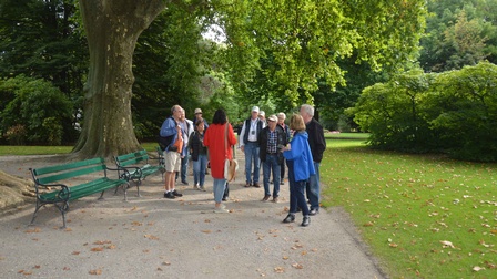  Beim Spaziergang durch den Hofgarten erfährt die amerikanische Reisegruppe Wissenwertes über Innsbruck. 