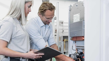 Zwei Installateure bei Montage- und Wartungsarbeiten