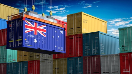 Containerhafen - ein Container trägt die australische Flagge