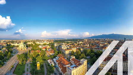Blick auf   , Hauptstadt von <br />
Panorama des Stadtzentrums von Sofia, links im Bild sieht man die Aleksander Nevski-Kathedrale, Bulgarien<br />
