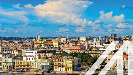 Stadtansicht von Havanna am Meer bei blauem Himmel mit Wolken, mit vielen historischen bunten Häusern