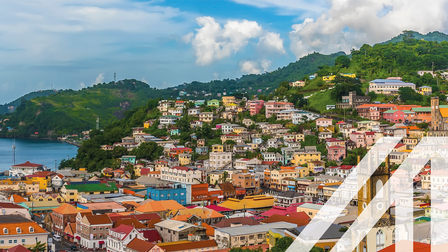 Stadtansicht von St. Georges: Bunte Häuser auf bewaldeten Hügeln am Meer gelegen