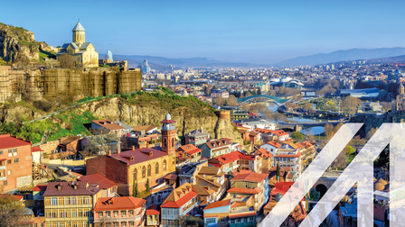 Blick auf die Altstadt mit historischen Häusern von Tiflis in Georgien. Links im Bild sieht man über der Altstadt die alte Festung Nariqala