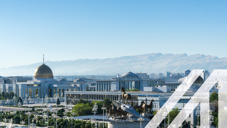 Blick auf den Präsidentenpalast (Oguzhan) mit goldener Kuppel und Pferde-Statue und Bergkette im Hintergrund in Ashkhabat Turkmenistan.<br />
