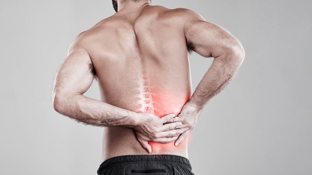 Mann mit Rückenschmerzen