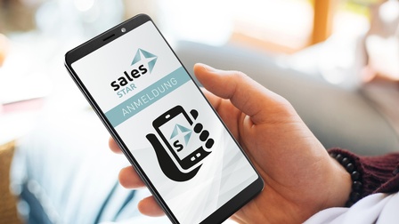 Smartphone mit salesStar-Anmeldung am Display