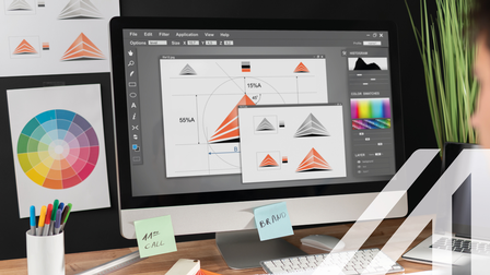Grafikdesigner, der Skizzen für ein Logo am Computer entwirft.