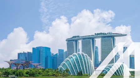 Stadtansicht von Singapur: Skyline in der Marina Bay mit modernen Hochhäusern und fantasievollen Bäumen unter blauem Himmel. Über das Bild wurde ein weißes Austria A gelegt.