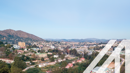 Downtown von Mbabane, Hauptstadt von Swaziland, mit bergigem Umland und bewaldeten Flächen