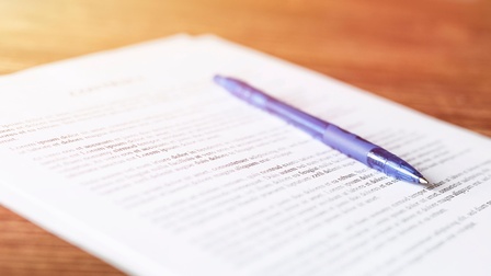 Ein Kugelschreiber auf einem bedruckten Blatt Papier