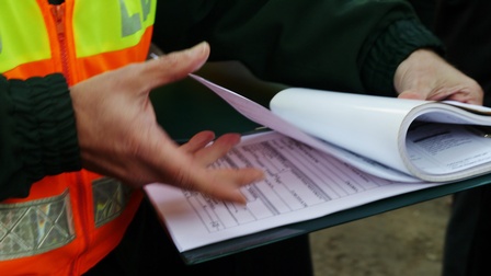 Ein Zollbeamter blättert Zollpapiere durch