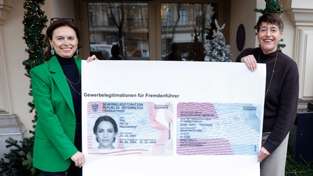 Tourismus-Staatssekretärin Susanne Kraus-Winkler (l.) und Gerti Schmidt, Obfrau der Fachgruppe Freizeit- und Sportbetriebe in der Wirtschaftskammer Wien