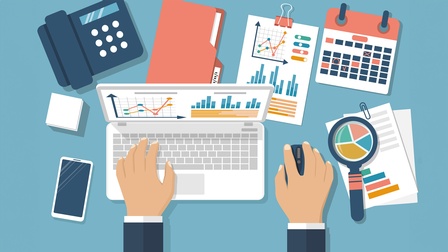 Illustration Buchhaltung von der Vogelperspektive, Person sitzt am Schreibtisch tippt in ein Notebook und bedient dabei die Maus, ersichtlich sind auch ein Smartphone, Unterlagen, Kalender, Statistiken sowie ein Telefon