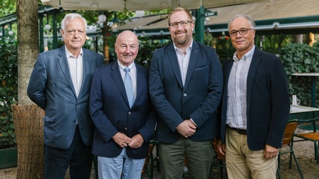 Vier Personen beim Netzwerktreffen der Fachgruppe Entsorgungs- und Ressourcenmanagement im Schweizerhaus