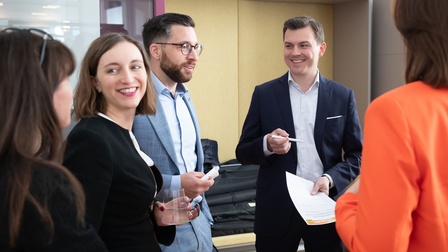 Eine Gruppe von Menschen im Gespräch