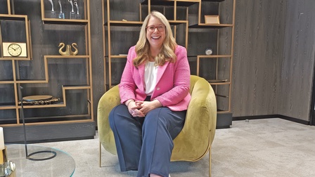 Unternehmerin im Business-Outfit lächelt in die Kamera