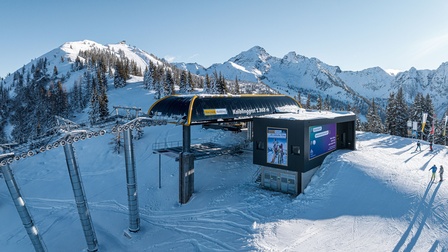Liftstation Kaiblinggrat in verschneiter Berglandschaft