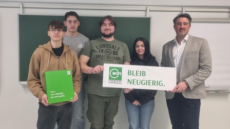 Startklar für den neuen „Lehre mit Matura“-Lehrgang: David Thurner, Deniz Damian, Alexander Paraskevaidis und Andra Nicole Constantin mit WIFI-Institutsleiter Thomas Jestl (v. l.) 