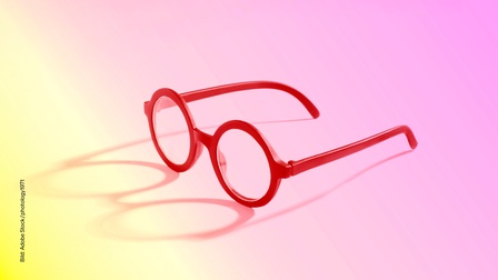 orange-gelb-roter Hintergrund mit einer roten Brille
