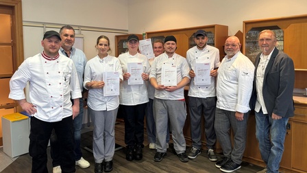 Rene Freyler und Johannes Schwarcz-Enzinger (beide Prüfungskommission), Katharina Eöry, Katharina Kachelmayer, Stefanie Riegler, Lukas Kalcher, Robin Azimi, Thomas Fuchs und Johannes Hadl (beide Prüfungskommission) (v. l.)