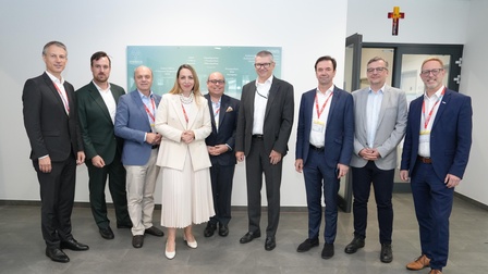 Gerhard Lackner (Istanbul), Andreas Pfleger (Nairobi), Johannes Brunner (Abu Dhabi), Melanie Wagner-Deli (WK Burgenland – AW & EU), Christoph Pfeifer (Riyadh), Bernhard Pulverer (CEO Melecs EWS GmbH), David Bachmann (Kiew), Erich Lampel (Melecs EWS GmbH) und Ewald Hombauer (WK Burgenland – Sparte Industrie) (v. l.) 