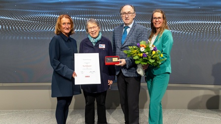 Fachgruppenobfrau Viktoria Tischler (v.l.), die Geehrte Johanna Stricker, Berufsgruppensprecher Franz Landerl und Fachgruppengeschäftsführerin Monika Nowotny.