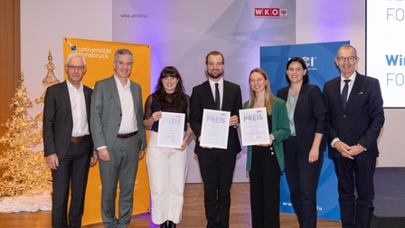 Vize-Rektor Manfred Lechner (Uni Innsbruck, 1.v.l.), WK-Vizepräsident Markus Dax (2.v.l.), WK-Präsidentin Barbara Thaler (2. v. r.) und Rektor Andreas Altmann (MCI, 1.v.r.) gratulieren den Preisträger:innen Amelie Schurer, Luca Nohel und Sophia Gschoßmann (v.l.n.r.) 