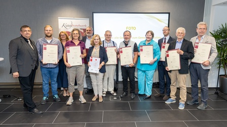 Menschen mit Urkunden
