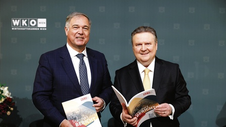 Im Salon Stubenring der WK Wien erklärte Wiens Bürgermeister Michael Ludwig (r.) auf Einladung von WK Wien-Präsident Walter Ruck (l.), wie die  Stadt mit Investitionen für Verbesserungen sorgt und Themen wie Klimawandel, Bevölkerungswachstum und digitale Transformation meistert.