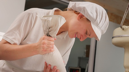 Konditorin Klaudia Zündel bei der Arbeit