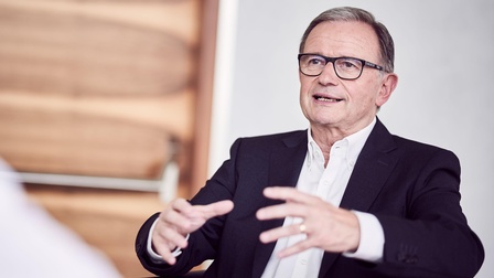 Karl-Heinz Kopf sitzt auf einem Stuhl und wird interviewt