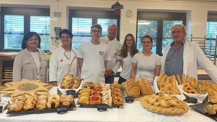 Sylvia Waba (Direktorin der BS Eisenstadt), Claudia Pichler-Schmaldienst (Prüfungskommission), Daniel Senetskyi, Friedrich Kiesling (Prüfungskommission) mit den frischgebackenen Fachkräften Laura Stefanie Wurzinger und Luise Petz sowie MSt. Johann Haider (Prüfungskommission) (v. l.) 
