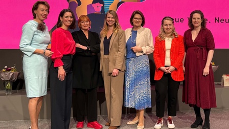 v.l. Moderatorin Doris Schulz, Frau in der Wirtschaft Linz Vorsitzende Pia Beinkofer-Edlinger, Schauspielerin Chris Lohner, AMS Linz Leiterin Melanie Hofinger, Unternehmerin Gerti Schatzdorfer-Wörfl, Juristin Manuela Astrid Weixlbaumer und Gynäkologin Miriam M. Mottl.