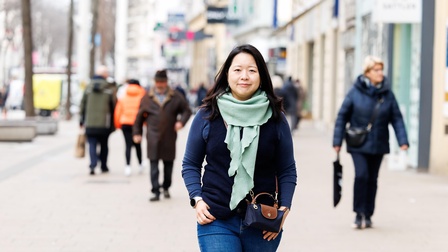 Fremdenführerin Jeong A Ban führt Wien-Touristen mit Begeisterung durch die Stadt