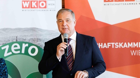  Präsident der Wirtschaftskammer Wien mit Mikrofon