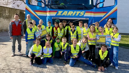 Die Lehrkräfte Tina Nabinger und Lukas Kornfeind (l.) sowie Lkw-Lenker Franz Schwentenwein mit den Kindern der 3a und 4a Klasse der Volksschule Wulkaprodersdorf