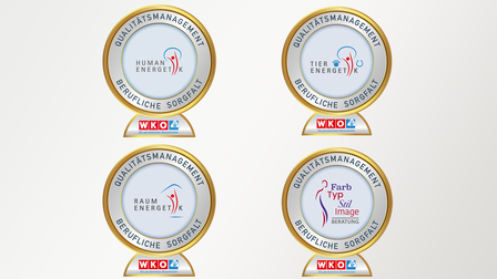 vier gold umrandete plaketten mit logos