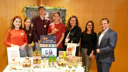 Gratulationen für den Gewinner „ApfelRausch“ gab es auch von Wirtschaftskammerpräsident Andreas Wirth, Junge Wirtschaft-Landesgeschäftsführerin Birgit Halper und Junge Wirtschaft-Landesvorsitzender Bea Ulreich (v. r.).