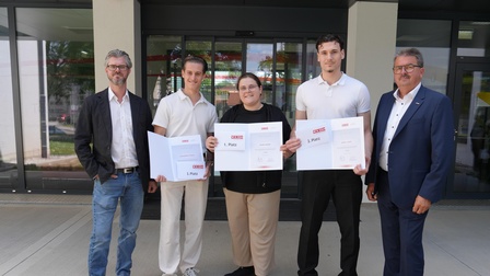 Philipp Reichart (Obmann des Landesgremiums des Elektro- und Einrichtungsfachhandels), Alessandro Stipsits (Drittplatzierter), Selina Huszar (Siegerin), Marcel Jakupi (Zweitplatzierter) und KommR Gerald Gurdet (Obmann-Stv.) (v. l.). 