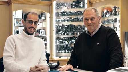 Louai Abdul Fattah (l.), der neue Eigentümer von Foto Soyka in der Praterstraße, mit seinem Vorgänger Thomas Soyka