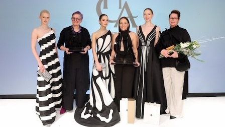 Die GewinnerInnen des Haute Couture Austria Award 2025<br />
Karin Pfeifenberger (3. Platz) mit Model Laura, Katharina Schönbauer-Manak (1. Platz) mit Model Lara, Liane Scherz (2. Platz) mit Model Kamila