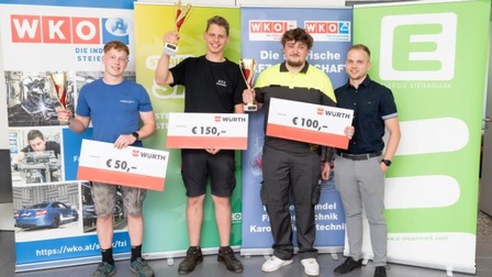 Sieger Lehrlingswettbewerb - drei Buben mit Pokal
