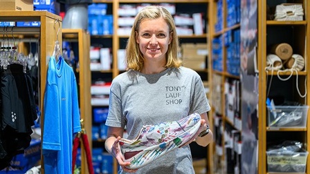 Geschäftsführerin mit Laufschuh in der Hand im Shop