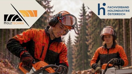 Zwei Personen schneiden in Schutzausrüstung mit einer Motorsäge einen Baumstamm im Wald